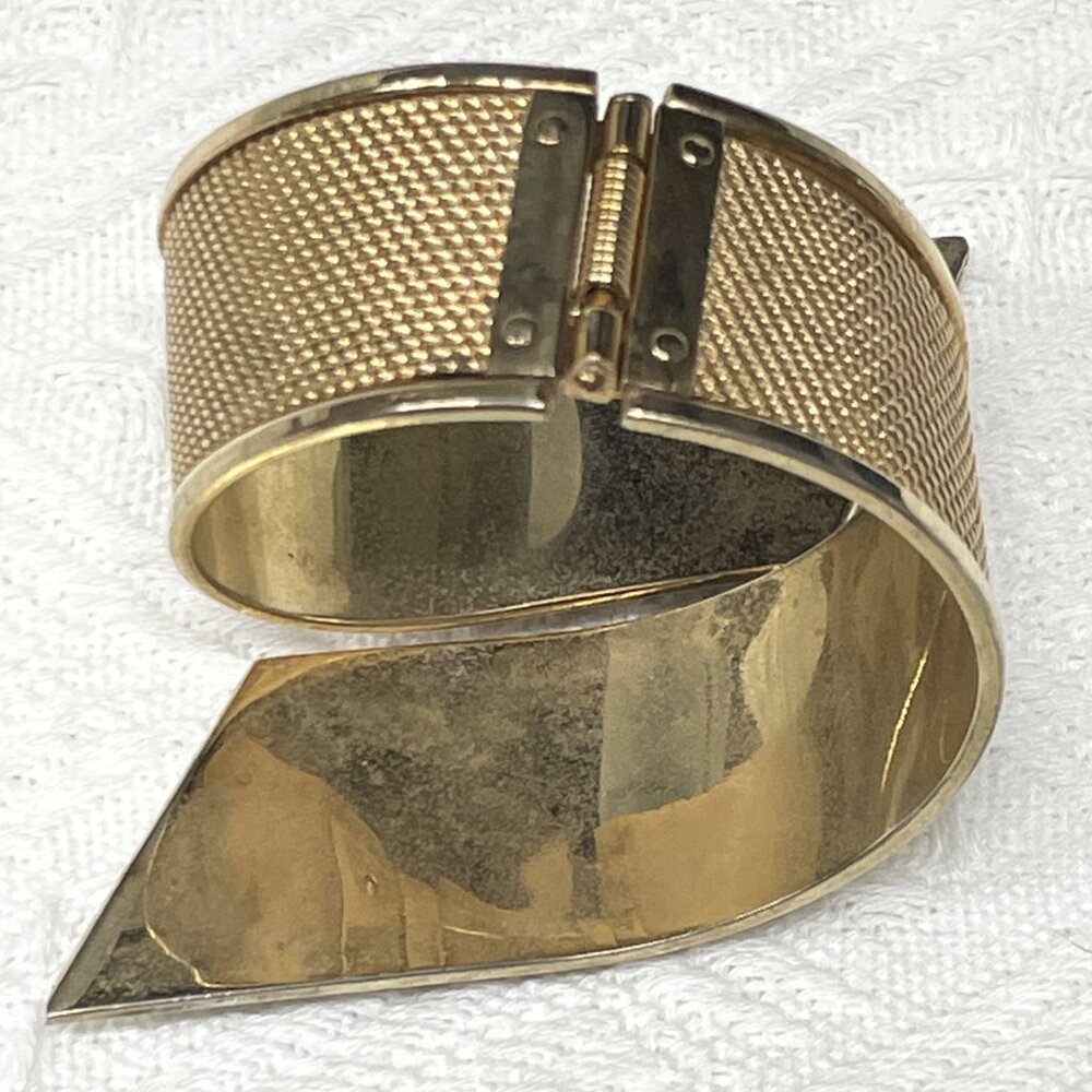 VINTAGE ANTIQUE GOLD TONE MESH DECO RHINESTONE DESIGNED CROSSOVER HINGE BRACELET - Picture 3 of 9